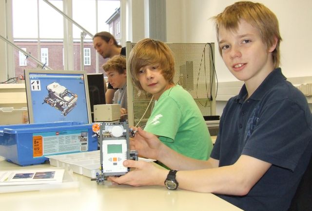 Schüler mit Lego Roboter